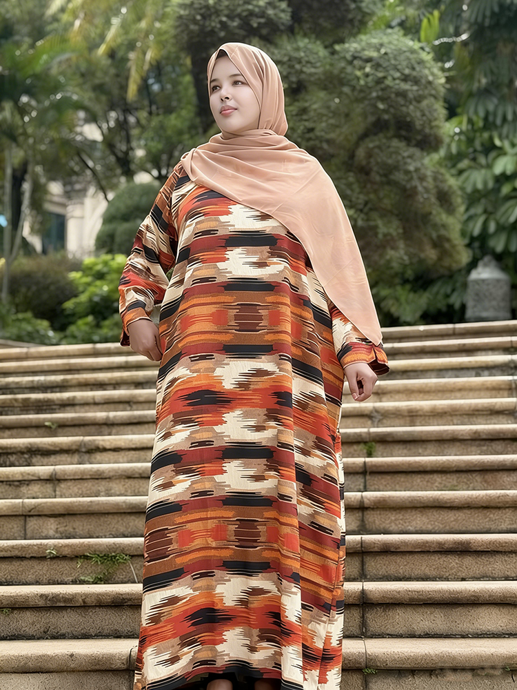 Traditional Muslim Clothing Is Lightweight Muslim Women's Long Dresses Have Ankle-length and Horizontal Stripes.