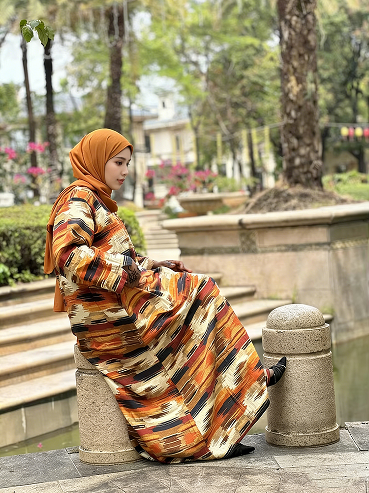 Traditional Muslim Clothing Is Lightweight Muslim Women's Long Dresses Have Ankle-length and Horizontal Stripes.