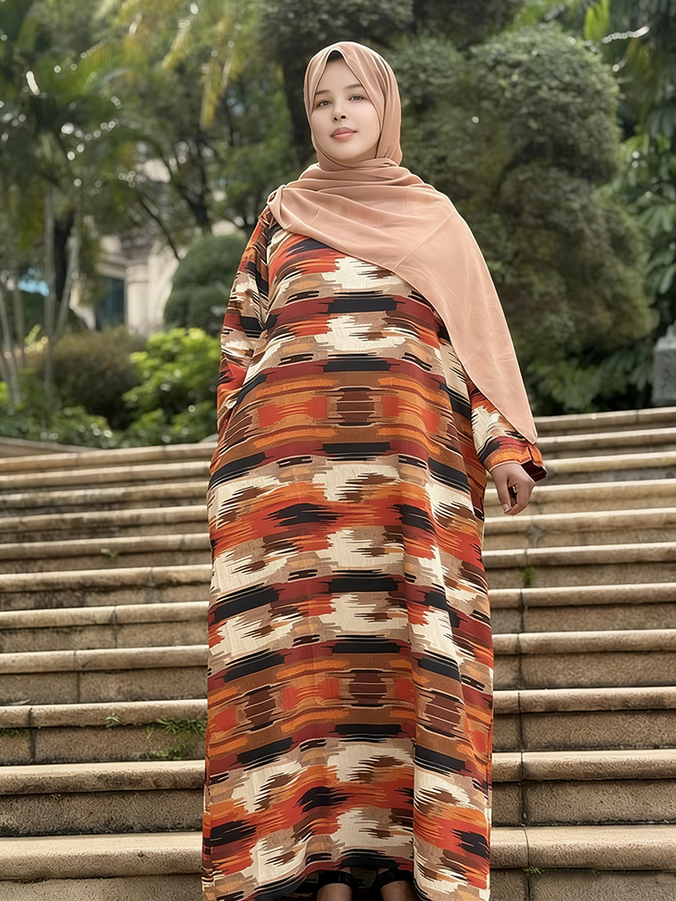 Traditional Muslim Clothing Is Lightweight Muslim Women's Long Dresses Have Ankle-length and Horizontal Stripes.