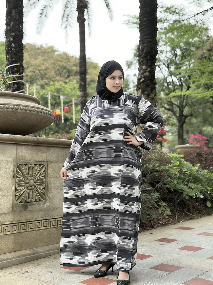Traditional Muslim Clothing Is Lightweight Muslim Women's Long Dresses Have Ankle-length and Horizontal Stripes.