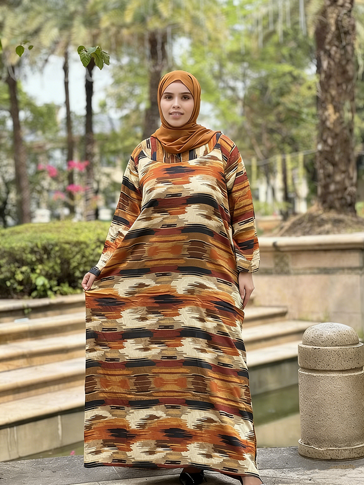 Traditional Muslim Clothing Is Lightweight Muslim Women's Long Dresses Have Ankle-length and Horizontal Stripes.